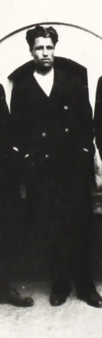 Hikmet Kıvılcımlı koyu paltolu, ayakta (1934, IISH)