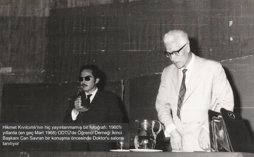 Hikmet Kıvılcımlı ODTÜ Mimarlık Amfisi'nde, 23 Mayıs 1967; yanında Can Savran