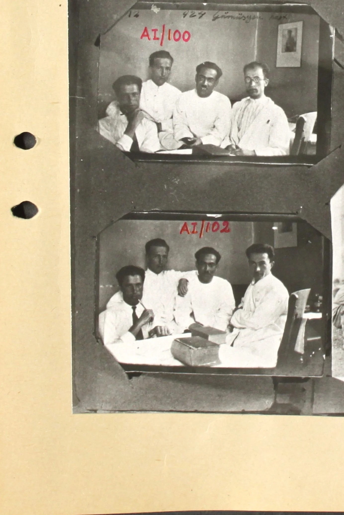 Hikmet Kıvılcımlı beyaz önlüklü hekimlerle, albüm sayfası (1925 dolayı, IISH)