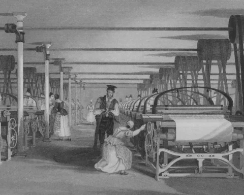 Bir pamuk fabrikasında sıralar halinde mekanik dokuma tezgâhları ve başlarında çalışan işçiler, 1835 tarihli gravür